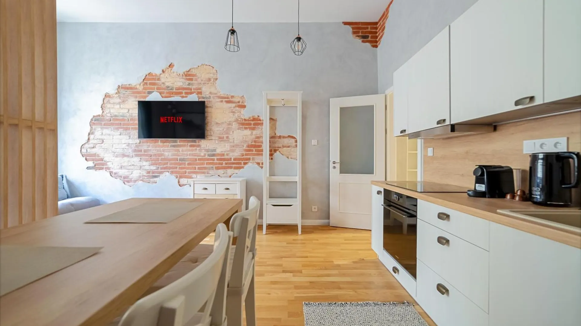 Chic Brick Suite In Historic Prague City Center By Rentez 아파트